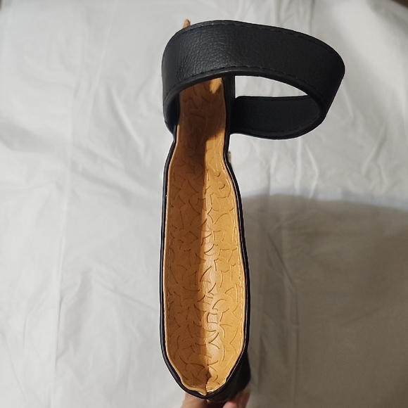 Bulgari Elegant Black and Tan Toiletry Bag - Picture 2 of 12